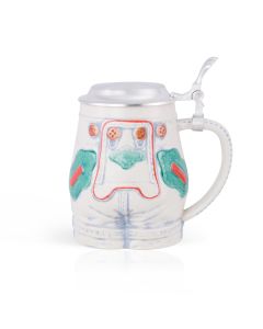 lederhosen bierkrug mit zinndeckel von vorne